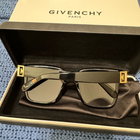 Black Givenchy sunglasses - Picture 2 of 5